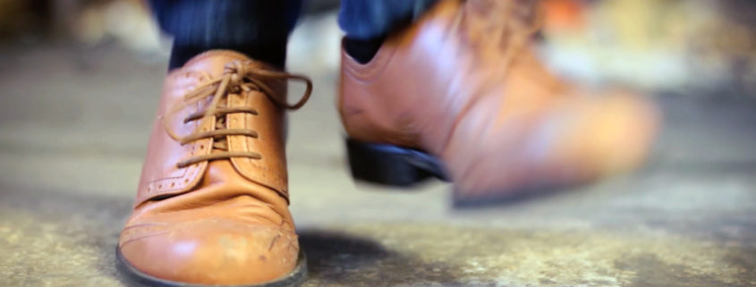 Zwei abgewetzte Tanzschuhe in dynamischer Bewegung. Szene aus den Dreharbeiten für die Traditional Irish Dance Performerin Edwina Guckian. Für sie hat die Filmproduktion Karlsruhe mp-film ein Online Video Tutorial realisiert.